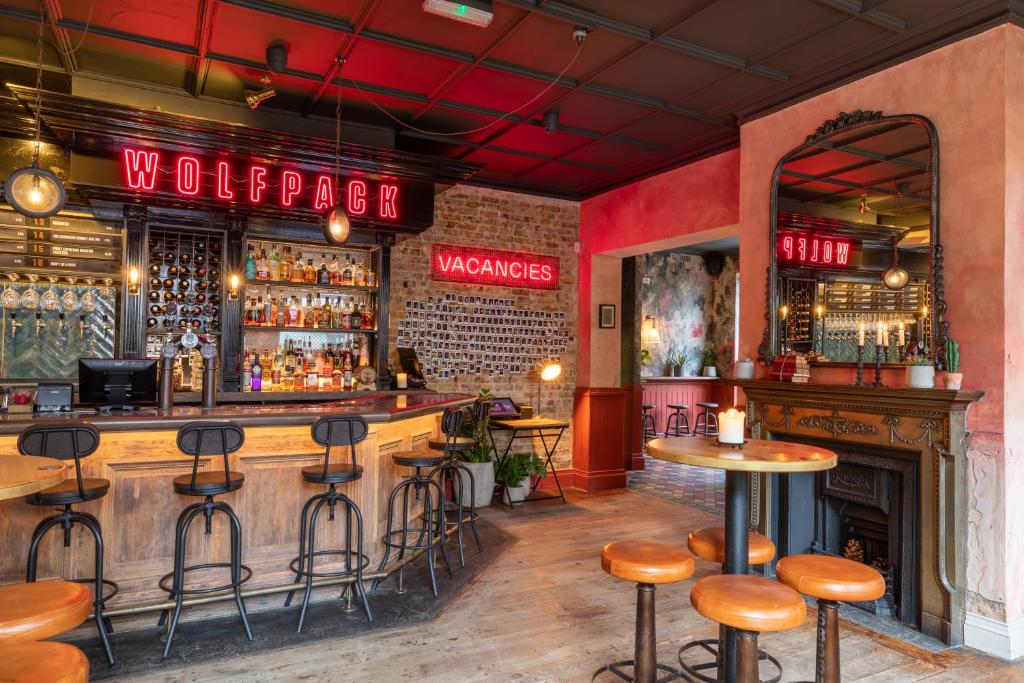 JOIN THE WOLFPACK: AN OFFICIAL SHARKS SUPPORTER VENUE IN LONDON