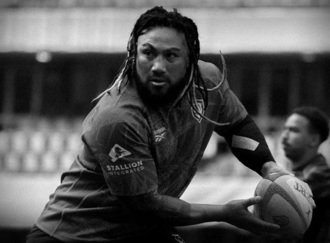 Ma'a Nonu passes the ball during a Hollywoodbets Sharks training session.